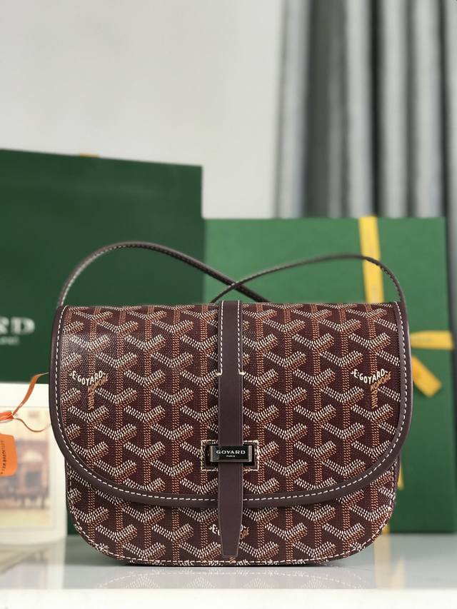 配套原版包装甲丝带 全新推出的goyard Belvédère 二代 Belvédère包最经典的特质：简约优雅，轻便实用。单狭带扣流畅地穿过金属环，开关自如；