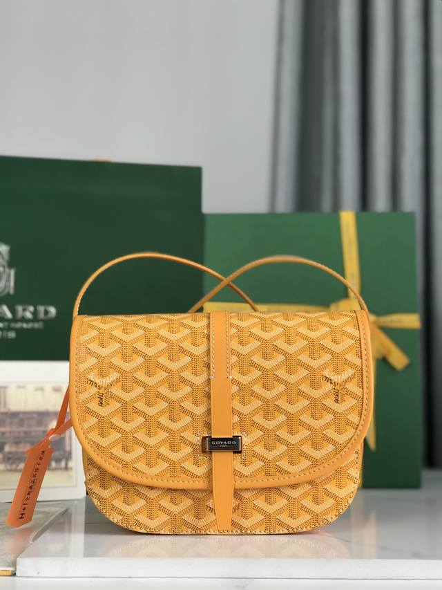 配套原版包装甲丝带 全新推出的goyard Belvédère 二代 Belvédère包最经典的特质：简约优雅，轻便实用。单狭带扣流畅地穿过金属环，开关自如；