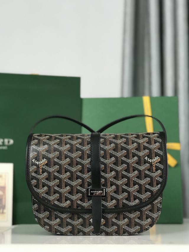 配套原版包装甲丝带 全新推出的goyard Belvédère 二代 Belvédère包最经典的特质：简约优雅，轻便实用。单狭带扣流畅地穿过金属环，开关自如；