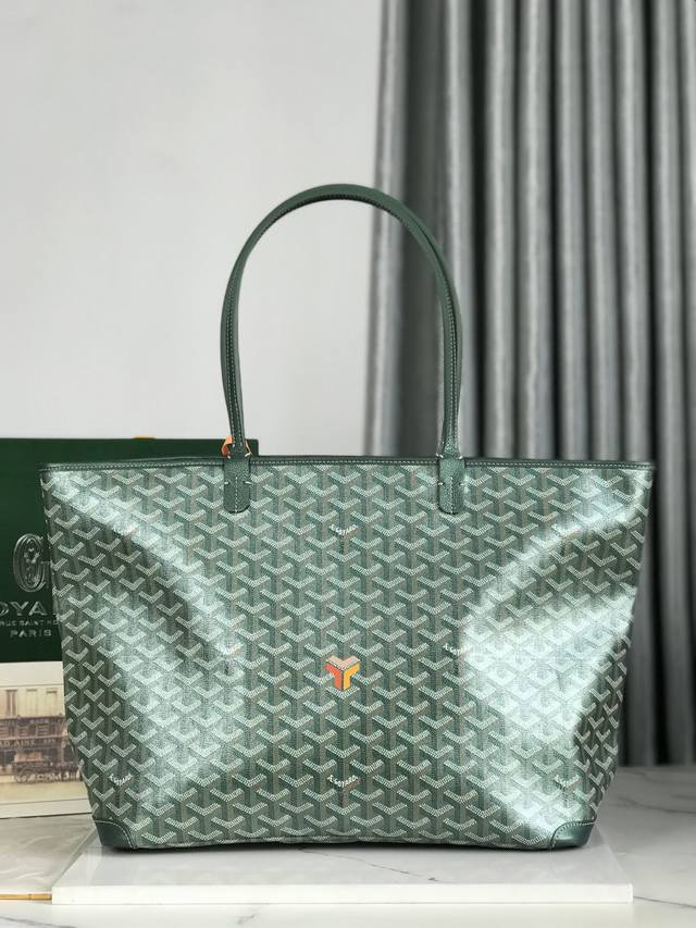 珠光蓝上新！ Goyard 戈雅 经多次研究与改良，不断提升面料与皮质，全方位独家定制只为不断达到客户的高品质要求 如果你担心没拉链的安全性不够高、那么拉链款的