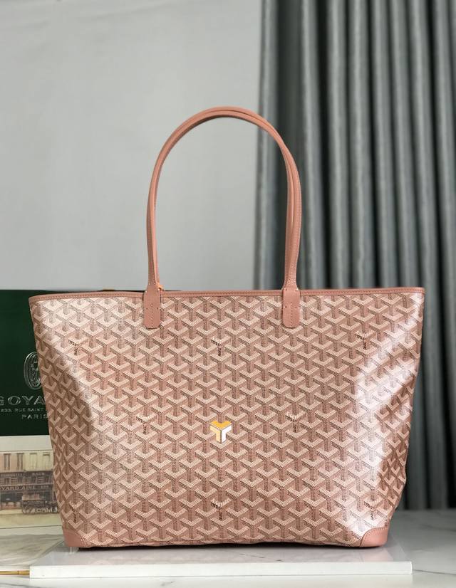 珠光粉上新！ Goyard 戈雅 经多次研究与改良，不断提升面料与皮质，全方位独家定制只为不断达到客户的高品质要求 如果你担心没拉链的安全性不够高、那么拉链款的