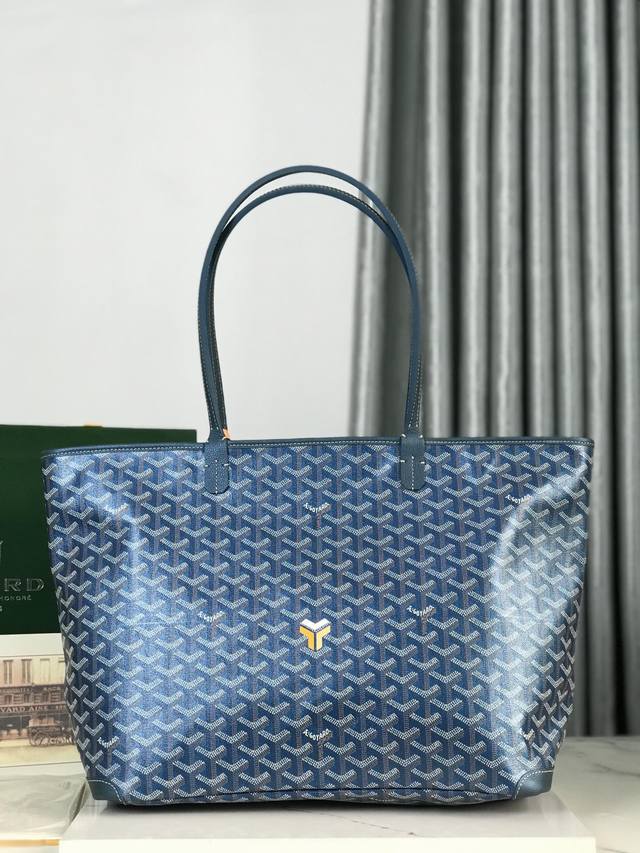 珠光蓝上新！ Goyard 戈雅 经多次研究与改良，不断提升面料与皮质，全方位独家定制只为不断达到客户的高品质要求 如果你担心没拉链的安全性不够高、那么拉链款的