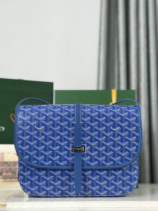 Goyard全新推出的goyard Belvédère Belvédère包最经典的特质：简约优雅，轻便实用。单狭带扣流畅地穿过金属环，开关自如；皮质镶边以线条