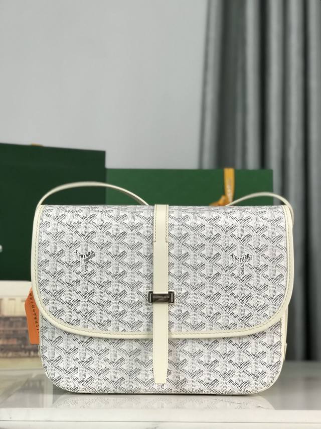 Goyard全新推出的goyard Belvédère Belvédère包最经典的特质：简约优雅，轻便实用。单狭带扣流畅地穿过金属环，开关自如；皮质镶边以线条