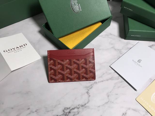 Goyard 卡包 日常搭配必备单品 G0Yard 戈雅 成立于1853年，已超过160年的历史，面料以麻，棉及大麻纤维混合织成后再涂上光面的树胶醛醣，防水，结