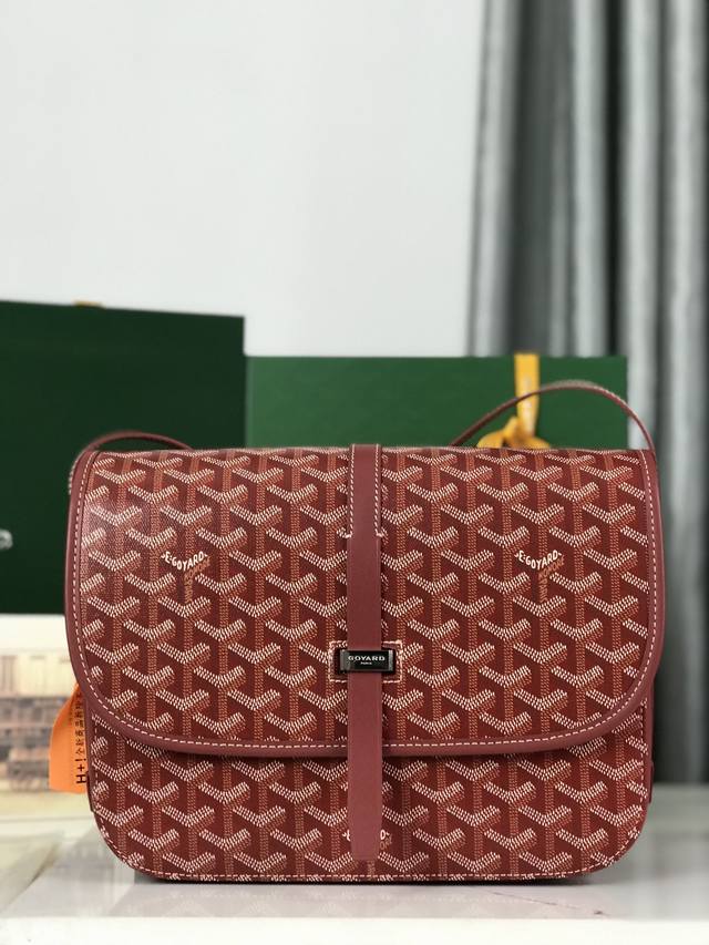 Goyard全新推出的goyard Belvédère Belvédère包最经典的特质：简约优雅，轻便实用。单狭带扣流畅地穿过金属环，开关自如；皮质镶边以线条