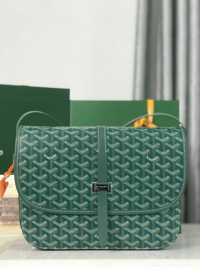 Goyard全新推出的goyard Belvédère Belvédère包最经典的特质：简约优雅，轻便实用。单狭带扣流畅地穿过金属环，开关自如；皮质镶边以线条