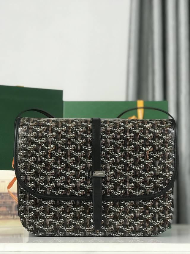 Goyard全新推出的goyard Belvédère Belvédère包最经典的特质：简约优雅，轻便实用。单狭带扣流畅地穿过金属环，开关自如；皮质镶边以线条