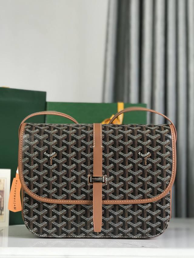 Goyard全新推出的goyard Belvédère Belvédère包最经典的特质：简约优雅，轻便实用。单狭带扣流畅地穿过金属环，开关自如；皮质镶边以线条