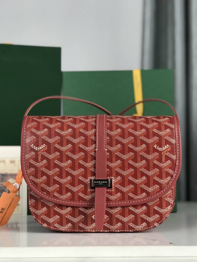 配套原版包装甲丝带 全新推出的goyard Belvédère 二代 Belvédère包最经典的特质：简约优雅，轻便实用。单狭带扣流畅地穿过金属环，开关自如；