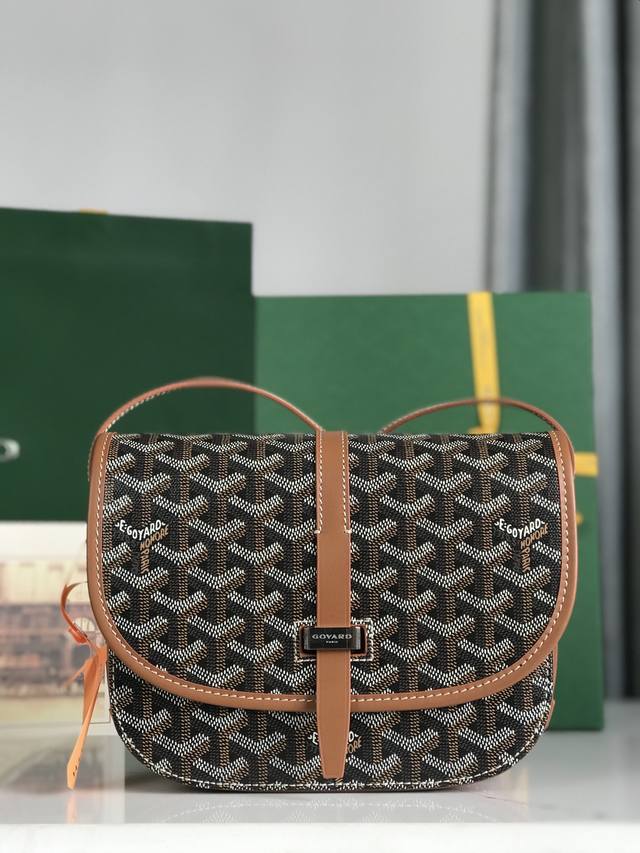 配套原版包装甲丝带 全新推出的goyard Belvédère 二代 Belvédère包最经典的特质：简约优雅，轻便实用。单狭带扣流畅地穿过金属环，开关自如；