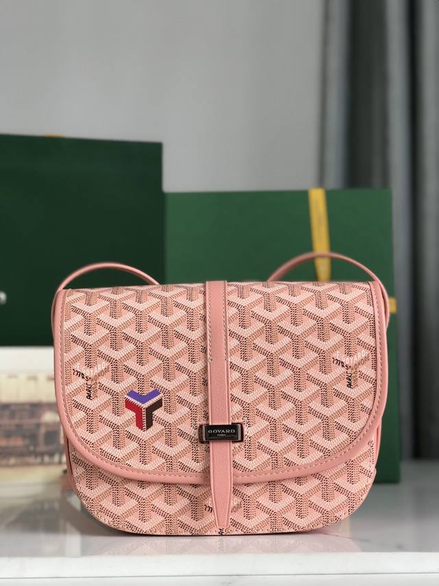 Goyard Belvédère Ii Sliver 粉色彩绘 Belvédère包最经典的特质：简约优雅，轻便实用。单狭带扣流畅地穿过金属环，开关自如；皮质镶