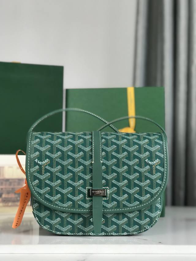 配套原版包装甲丝带 全新推出的goyard Belvédère 二代 Belvédère包最经典的特质：简约优雅，轻便实用。单狭带扣流畅地穿过金属环，开关自如；