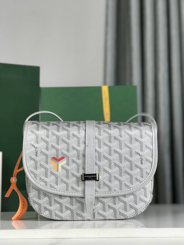 Goyard Belvédère Ii Sliver 太空银 Belvédère包最经典的特质：简约优雅，轻便实用。单狭带扣流畅地穿过金属环，开关自如；皮质镶边