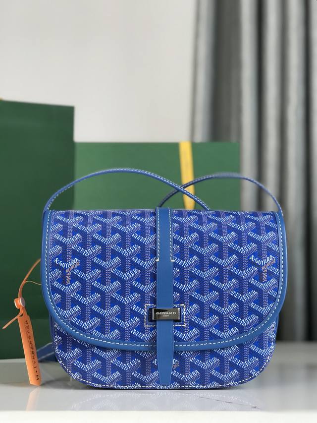 配套原版包装甲丝带 全新推出的goyard Belvédère 二代 Belvédère包最经典的特质：简约优雅，轻便实用。单狭带扣流畅地穿过金属环，开关自如；