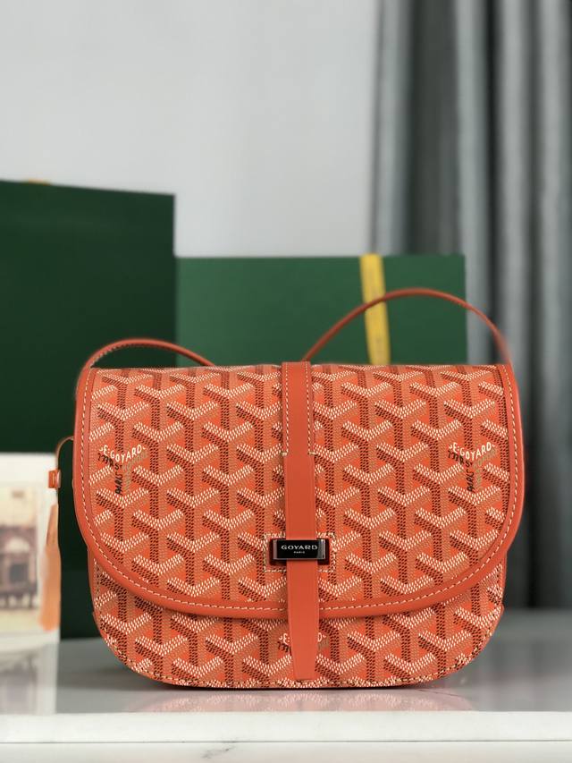 配套原版包装甲丝带 全新推出的goyard Belvédère 二代 Belvédère包最经典的特质：简约优雅，轻便实用。单狭带扣流畅地穿过金属环，开关自如；