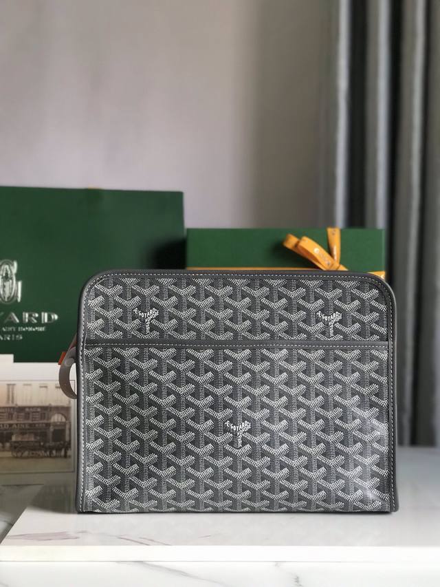 Goyard Jouvence 洗漱包 Goyard Jouvence 洗漱包系列一直是goyard生活和旅行艺术的经典之作！牛皮手工制作 搭配黄色里布、内外均