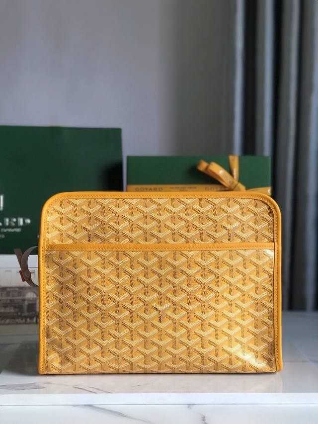 Goyard Jouvence 洗漱包 Goyard Jouvence 洗漱包系列一直是goyard生活和旅行艺术的经典之作！牛皮手工制作 搭配黄色里布、内外均