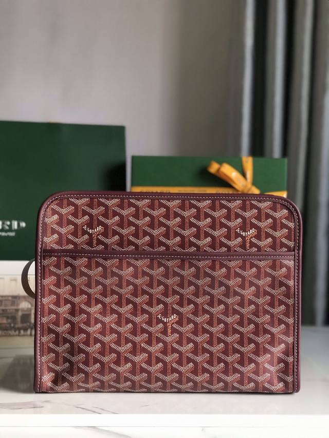 Goyard Jouvence 洗漱包 Goyard Jouvence 洗漱包系列一直是goyard生活和旅行艺术的经典之作！牛皮手工制作 搭配黄色里布、内外均