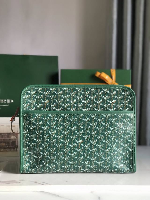 Goyard Jouvence 洗漱包 Goyard Jouvence 洗漱包系列一直是goyard生活和旅行艺术的经典之作！牛皮手工制作 搭配黄色里布、内外均