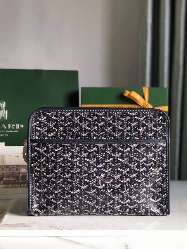 Goyard Jouvence 洗漱包 Goyard Jouvence 洗漱包系列一直是goyard生活和旅行艺术的经典之作！牛皮手工制作 搭配黄色里布、内外均