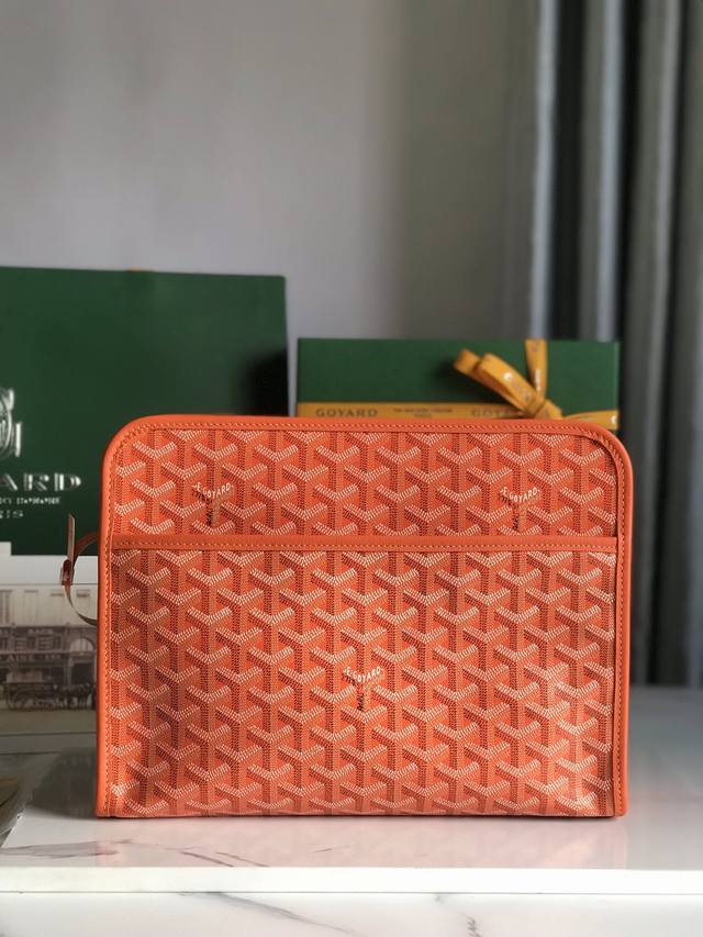 Goyard Jouvence 洗漱包 Goyard Jouvence 洗漱包系列一直是goyard生活和旅行艺术的经典之作！牛皮手工制作 搭配黄色里布、内外均