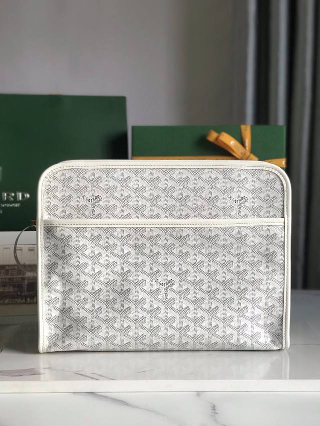 Goyard Jouvence 洗漱包 Goyard Jouvence 洗漱包系列一直是goyard生活和旅行艺术的经典之作！牛皮手工制作 搭配黄色里布、内外均