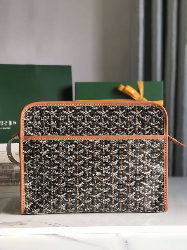 Goyard Jouvence 洗漱包 Goyard Jouvence 洗漱包系列一直是goyard生活和旅行艺术的经典之作！牛皮手工制作 搭配黄色里布、内外均