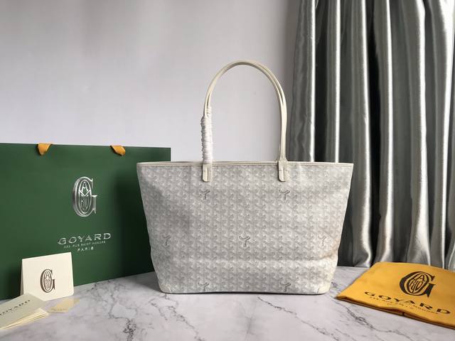 Goyard 戈雅 经多次研究与改良，不断提升面料与皮质，全方位独家定制只为不断达到客户的高品质要求 如果你担心没拉链的安全性不够高、那么拉链款的托特包绝对是首