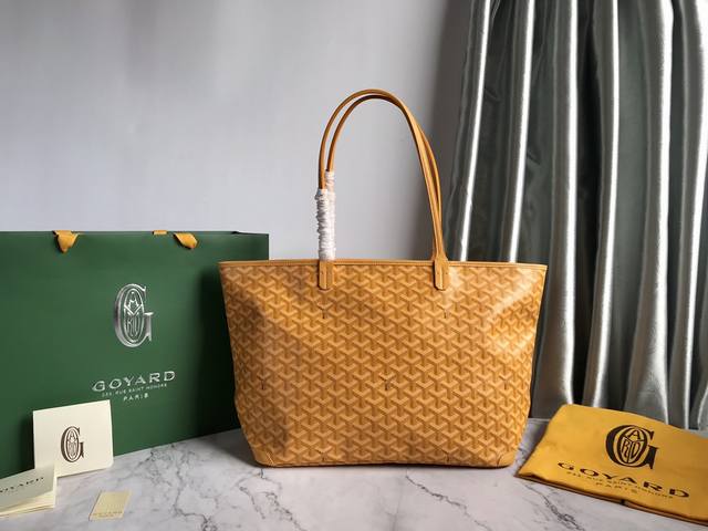 Goyard 戈雅 经多次研究与改良，不断提升面料与皮质，全方位独家定制只为不断达到客户的高品质要求 如果你担心没拉链的安全性不够高、那么拉链款的托特包绝对是首