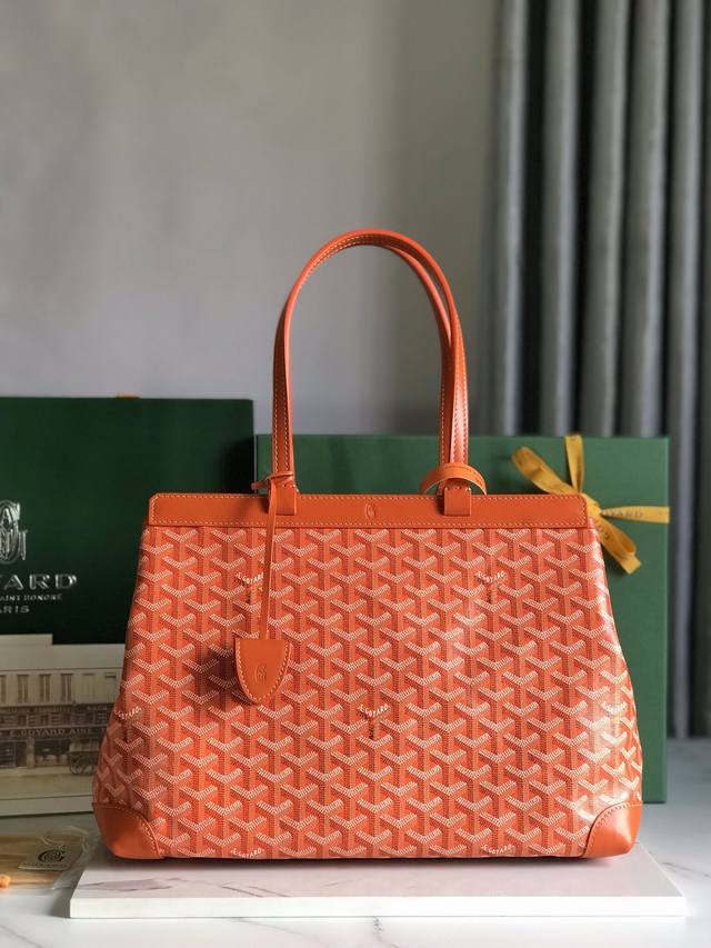 Goyard Tote通勤系列 Bellechasse Biaude 敞篷包有可以容纳a4文件的宽大内容量，能满足日常及商务通勤使用需求。内有由未印刷涂层的帆布