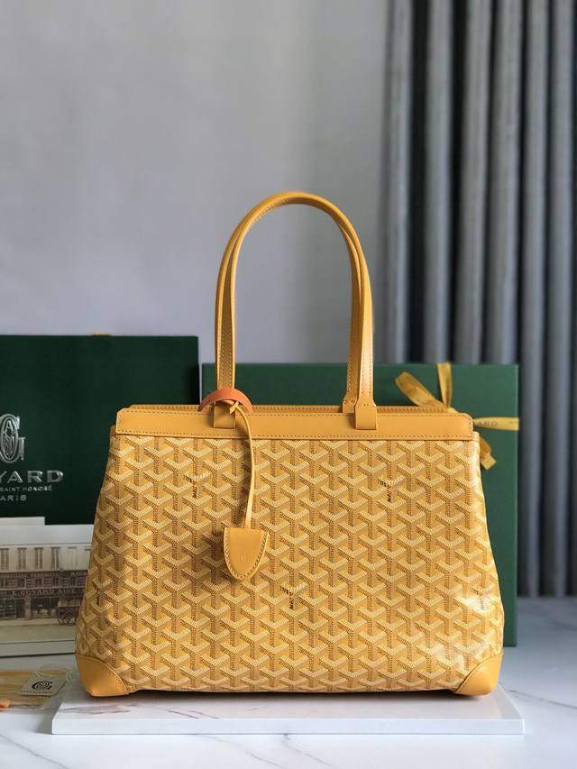 Goyard Tote通勤系列 Bellechasse Biaude 敞篷包有可以容纳a4文件的宽大内容量，能满足日常及商务通勤使用需求。内有由未印刷涂层的帆布