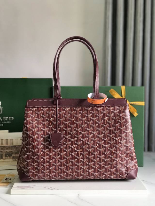 Goyard Tote通勤系列 Bellechasse Biaude 敞篷包有可以容纳a4文件的宽大内容量，能满足日常及商务通勤使用需求。内有由未印刷涂层的帆布