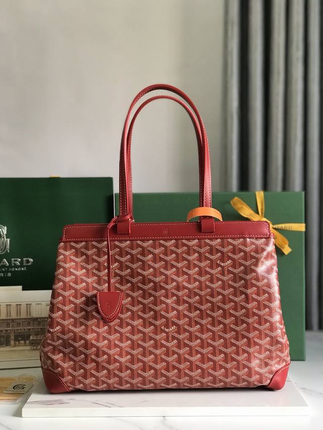 Goyard Tote通勤系列 Bellechasse Biaude 敞篷包有可以容纳a4文件的宽大内容量，能满足日常及商务通勤使用需求。内有由未印刷涂层的帆布