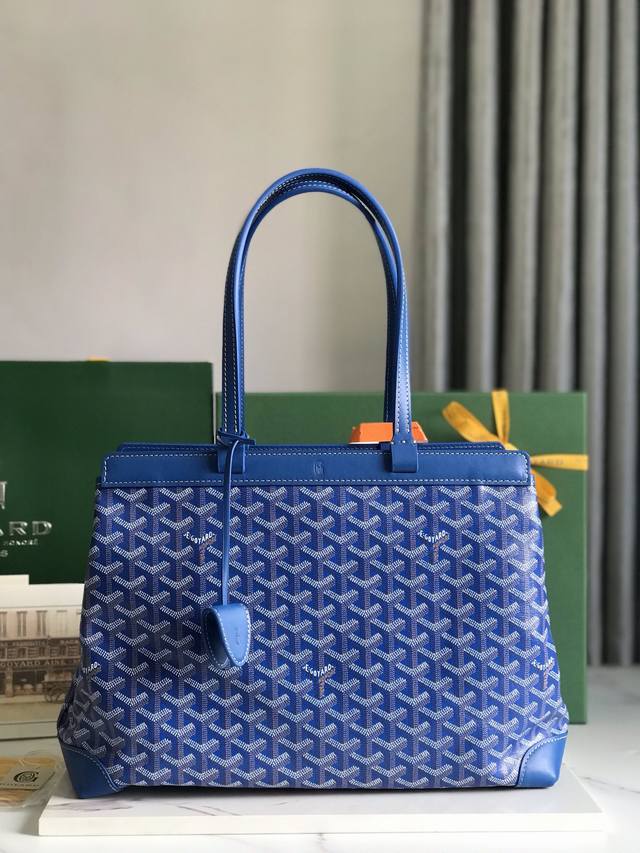 Goyard Tote通勤系列 Bellechasse Biaude 敞篷包有可以容纳a4文件的宽大内容量，能满足日常及商务通勤使用需求。内有由未印刷涂层的帆布