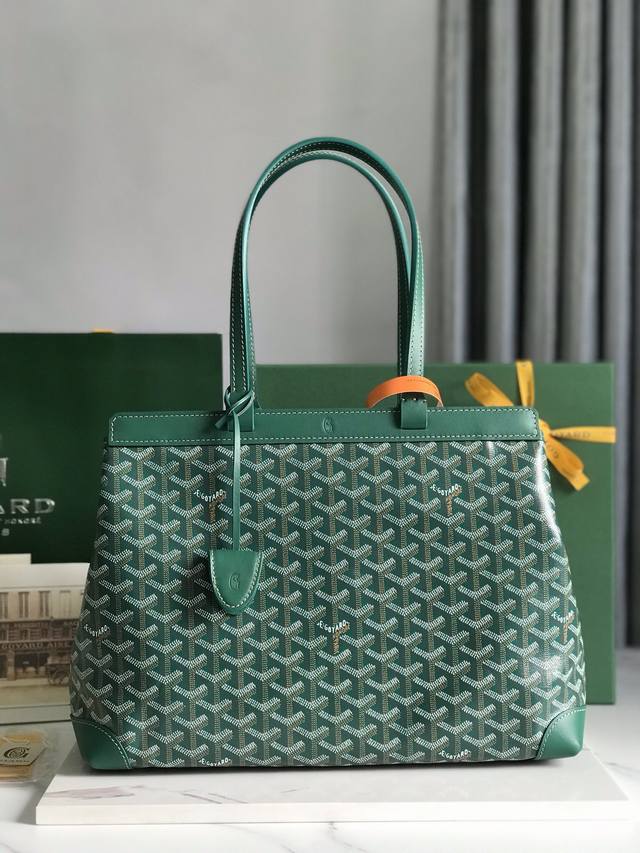 Goyard Tote通勤系列 Bellechasse Biaude 敞篷包有可以容纳a4文件的宽大内容量，能满足日常及商务通勤使用需求。内有由未印刷涂层的帆布