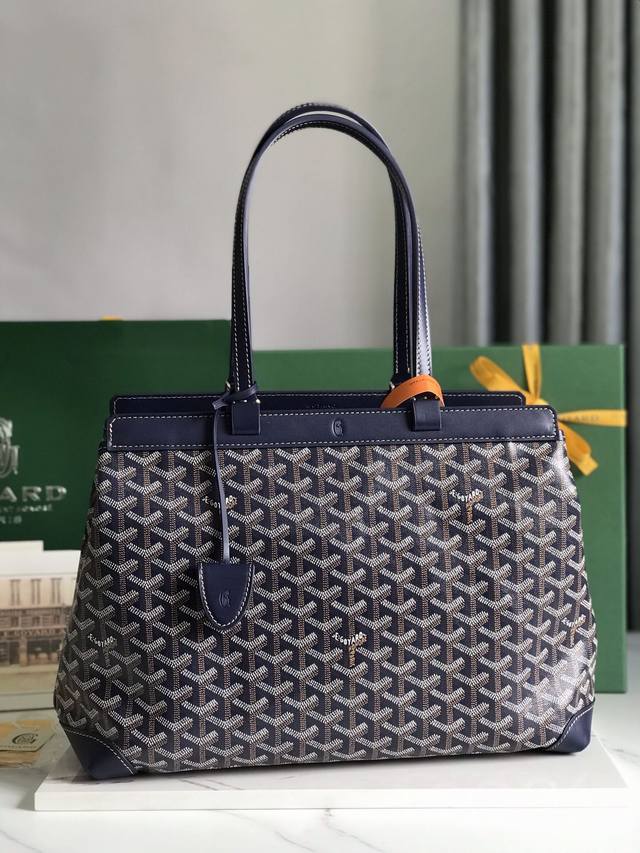 Goyard Tote通勤系列 Bellechasse Biaude 敞篷包有可以容纳a4文件的宽大内容量，能满足日常及商务通勤使用需求。内有由未印刷涂层的帆布