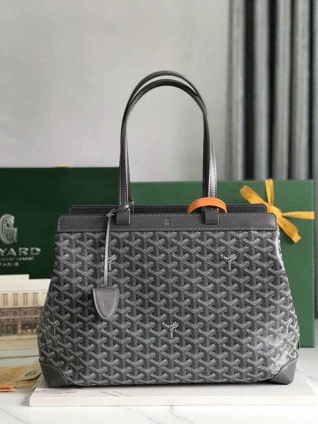 Goyard Tote通勤系列 Bellechasse Biaude 敞篷包有可以容纳a4文件的宽大内容量，能满足日常及商务通勤使用需求。内有由未印刷涂层的帆布