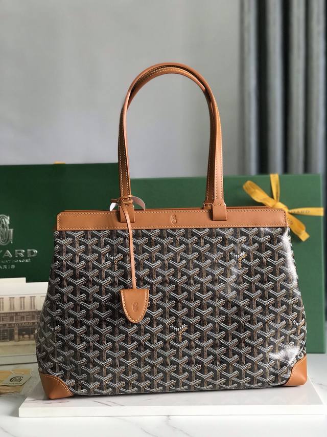 Goyard Tote通勤系列 Bellechasse Biaude 敞篷包有可以容纳a4文件的宽大内容量，能满足日常及商务通勤使用需求。内有由未印刷涂层的帆布