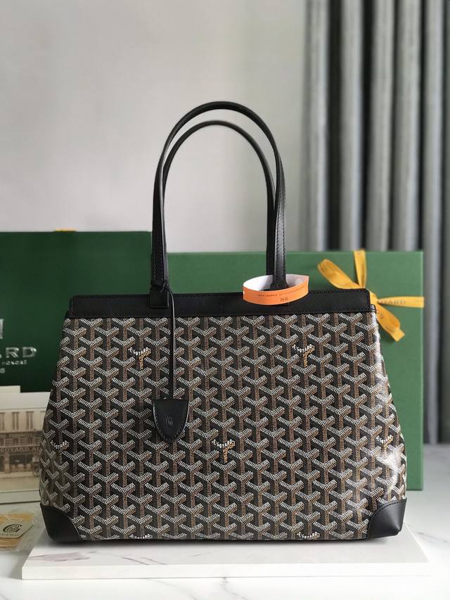 Goyard Tote通勤系列 Bellechasse Biaude 敞篷包有可以容纳a4文件的宽大内容量，能满足日常及商务通勤使用需求。内有由未印刷涂层的帆布