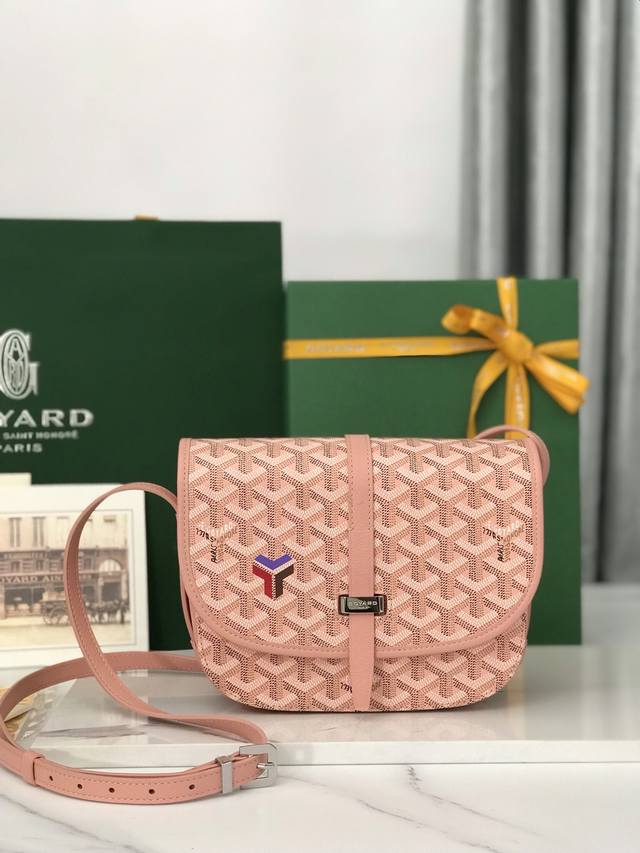 Goyard Belvédère Ii Powder Pink Belvédère包最经典的特质：简约优雅，轻便实用。单狭带扣流畅地穿过金属环，开关自如；皮质镶