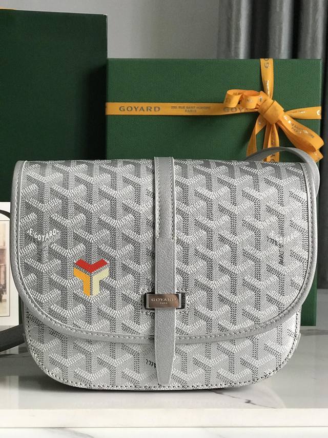 Goyard Belvédère Ii Sliver 太空银 Belvédère包最经典的特质：简约优雅，轻便实用。单狭带扣流畅地穿过金属环，开关自如；皮质镶边