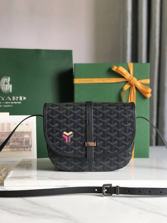 全新推出的goyard Belvédère 二代 Belvédère包最经典的特质：简约优雅，轻便实用。单狭带扣流畅地穿过金属环，开关自如；皮质镶边以线条的方式