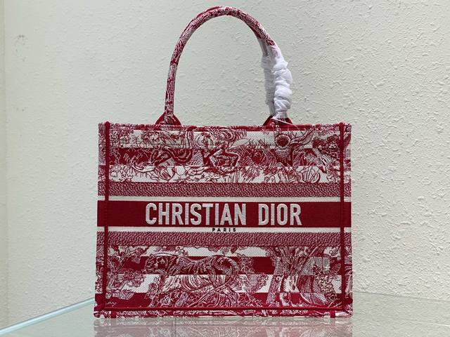 红条纹虎 这款 Book Tote 手袋由 Dior 女装创意总监玛丽亚 嘉茜娅 蔻丽 Maria Grazia Chiuri 设计，是体现 Dior 审美的主