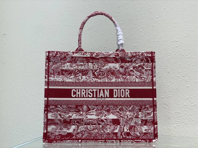 红条纹虎 这款 Book Tote 手袋由 Dior 女装创意总监玛丽亚 嘉茜娅 蔻丽 Maria Grazia Chiuri 设计，是体现 Dior 审美的主