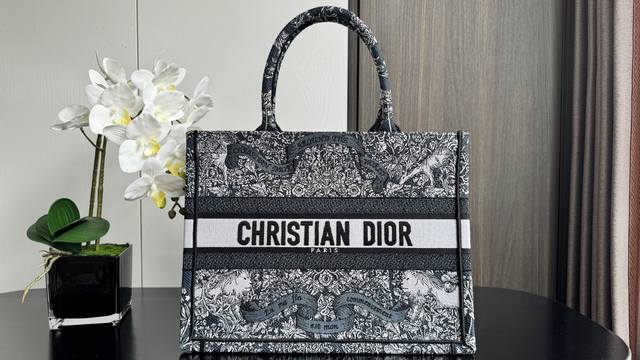 Book Tote 蓝图腾中号36Cm 这款 Book Tote 手袋由 Dior 女装创意总监玛丽亚 嘉茜娅 蔻丽 Maria Grazia Chiuri 设