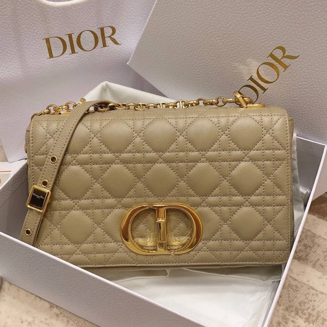 Dior 新款 Dior Caro 中号 迪奥新款链条包令人惊艳采用象牙色牛皮革精心制作 以标志性的藤格纹针脚打造绗缝细节 材质柔软，翻盖饰以复古金色饰面金属“