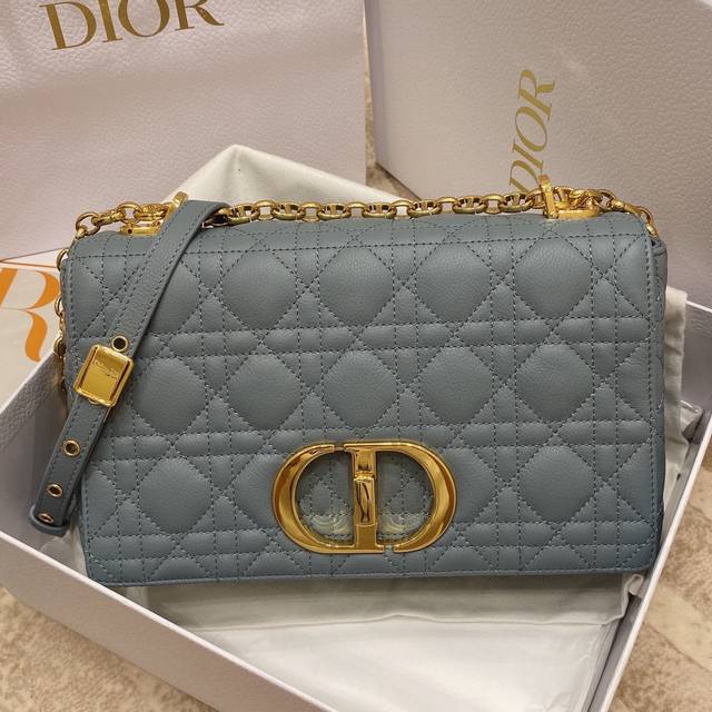 Dior 新款 Dior Caro 中号 迪奥新款链条包令人惊艳采用象牙色牛皮革精心制作 以标志性的藤格纹针脚打造绗缝细节 材质柔软，翻盖饰以复古金色饰面金属“