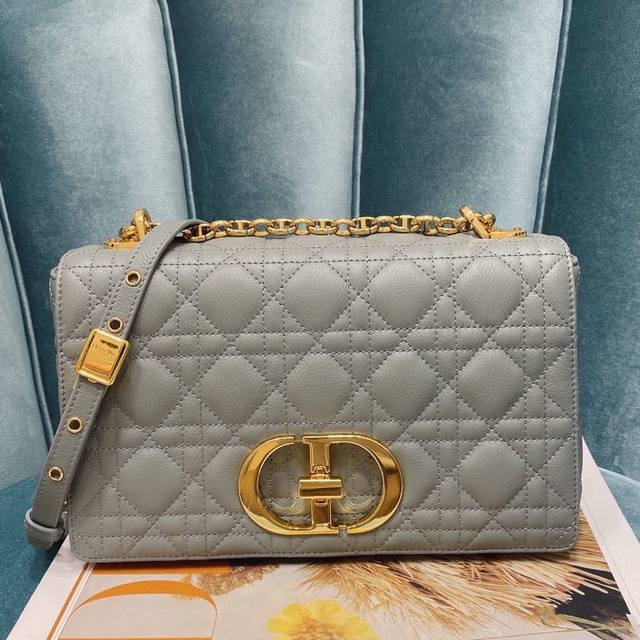 Dior 新款 Dior Caro 中号 迪奥新款链条包令人惊艳采用象牙色牛皮革精心制作 以标志性的藤格纹针脚打造绗缝细节 材质柔软，翻盖饰以复古金色饰面金属“