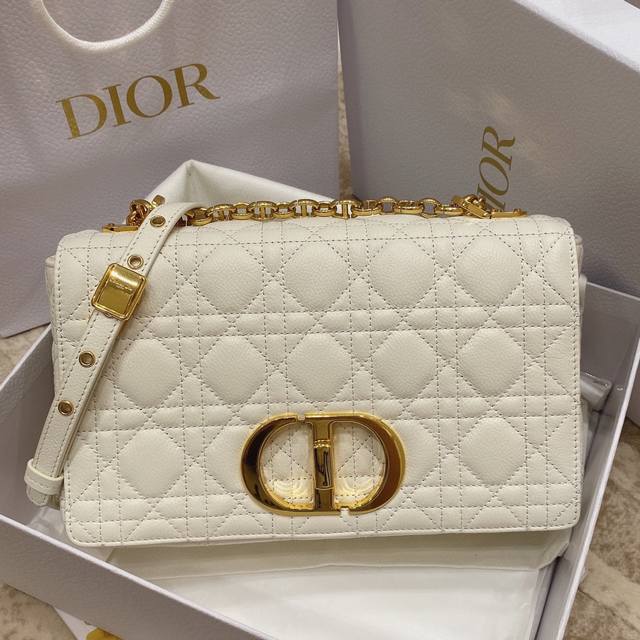 Dior 新款 Dior Caro 中号 迪奥新款链条包令人惊艳采用象牙色牛皮革精心制作 以标志性的藤格纹针脚打造绗缝细节 材质柔软，翻盖饰以复古金色饰面金属“